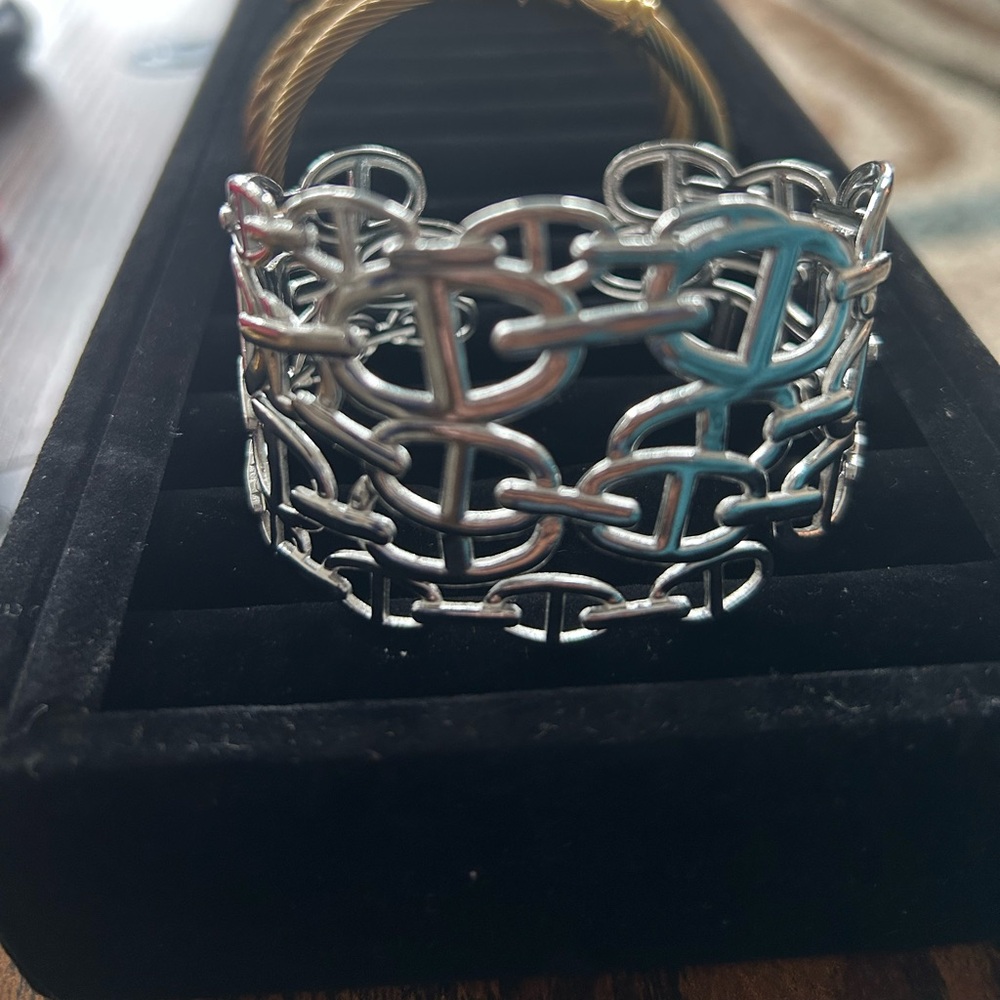 Hollow High fashion cuff